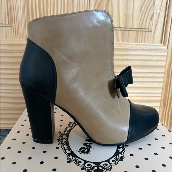 Parisian Girly Neutral Tan Cream French Bow Polka Dot Ankle Booties Banned EU 38 - Picture 1 of 6